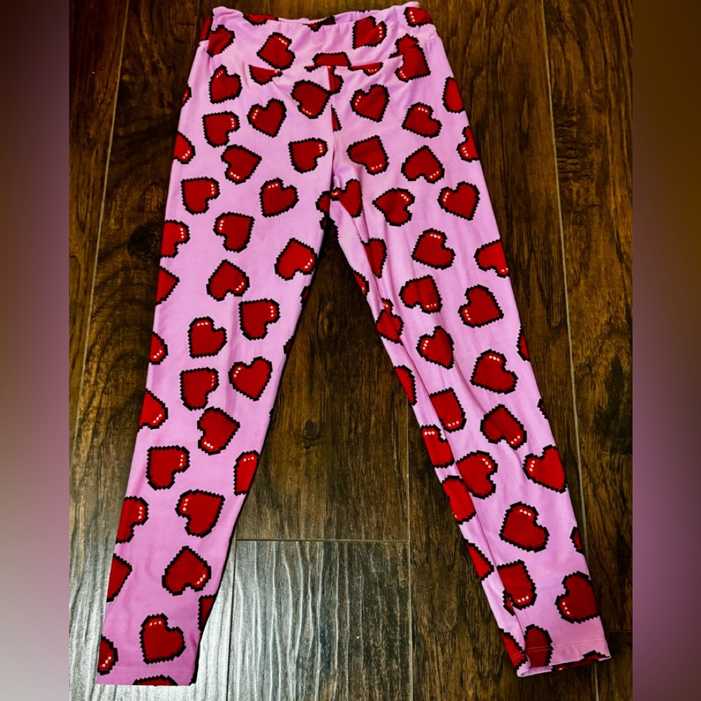 One Size ( 0-10) LuLaRoe ladies buttery soft leggings w/ hearts.